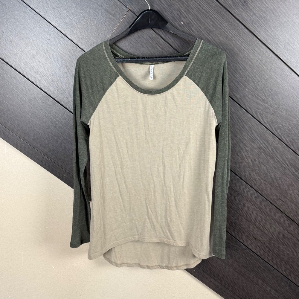 Z Supply Women's Raglan Baseball Tee Small Green Beige High Low Long Sleeve